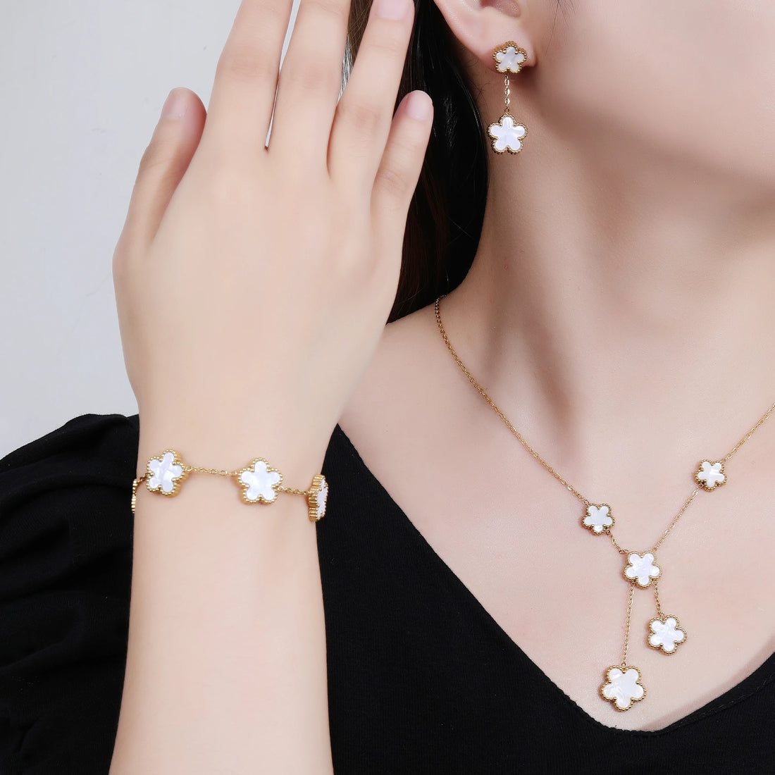 مجموعة مجوهرات نسائية من الذهب عيار 18k: عقد وأقراط وسوار