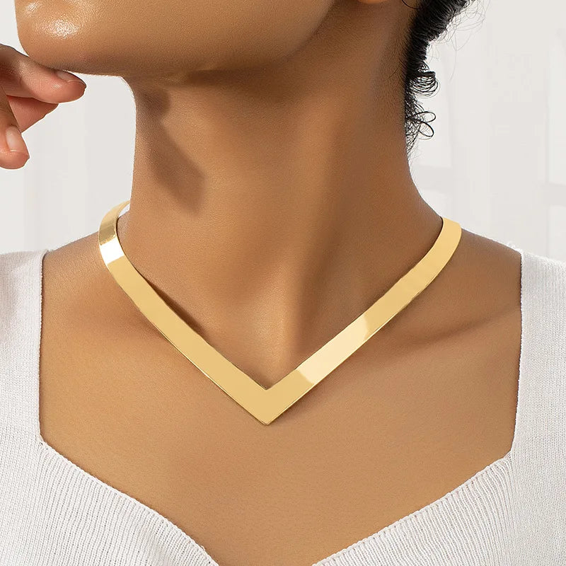 قلادة تشوكر على شكل قلب بتصميم مبالغ فيه للنساء، مطلية بالذهب، بتصميم بسيط، سلسلة واسعة من الترقوة، مجوهرات
