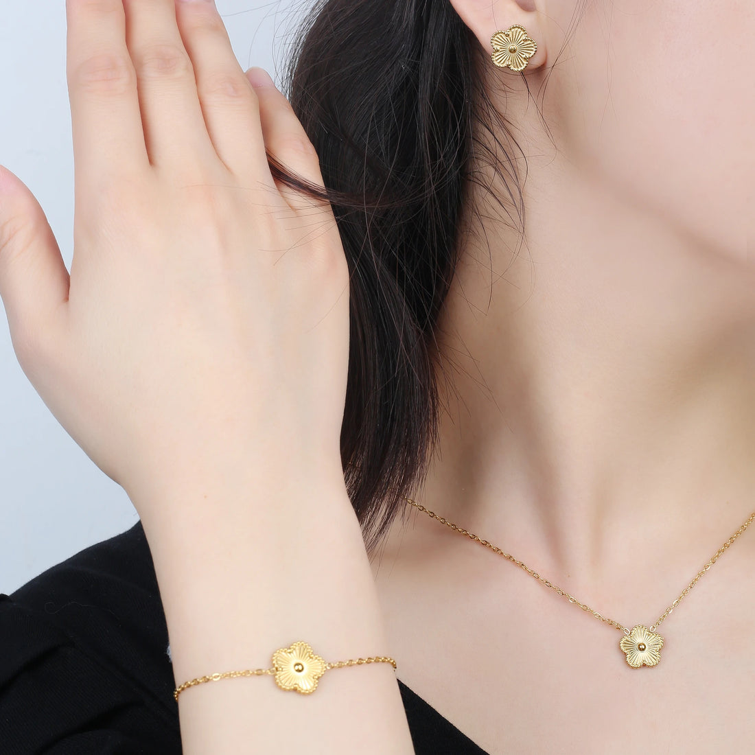 مجموعة مجوهرات نسائية من الذهب عيار 18k: عقد وأقراط وسوار