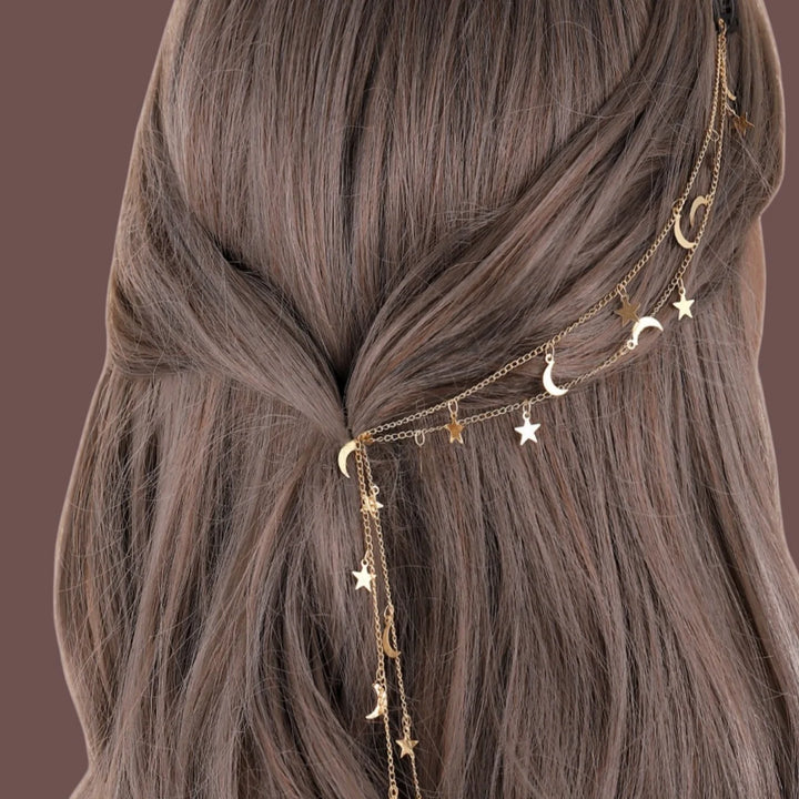 مشبك شعر بسلسلة نحاسية ولوحة معدنية بتصميم عصري